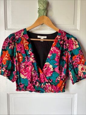 CHELSEA & VIOLET CROPPED FLORAL PUFF SLEEVE TOP